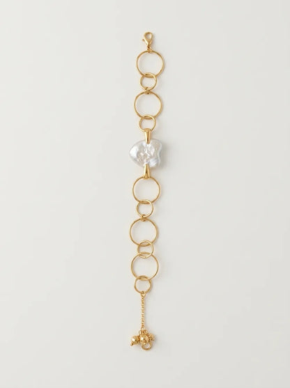 Flatlay view of the extended 18k gold-plated S925 silver geometric hoop heart baroque pearl bracelet.