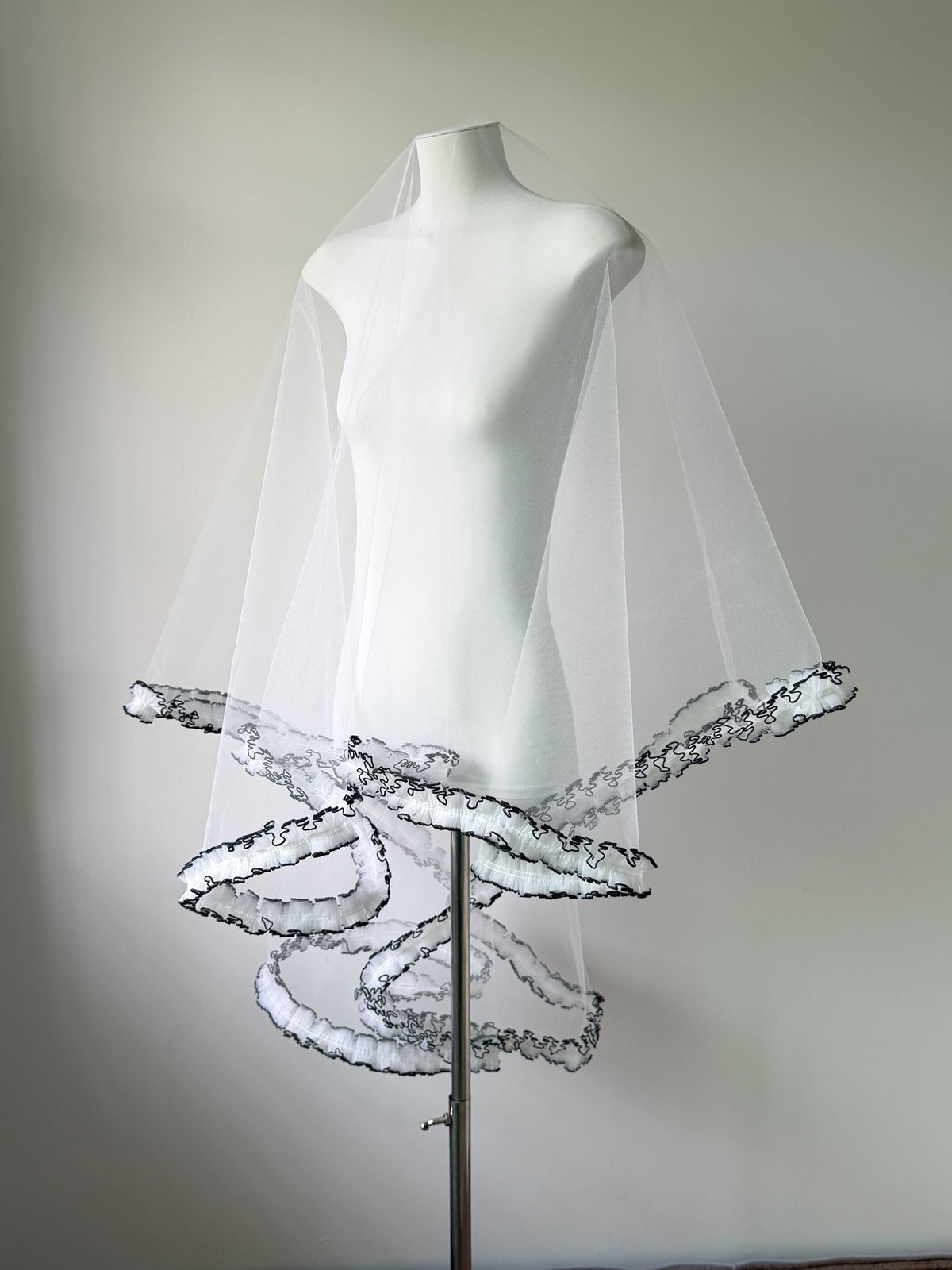 Contrasting edge bridal veil for modern bride
