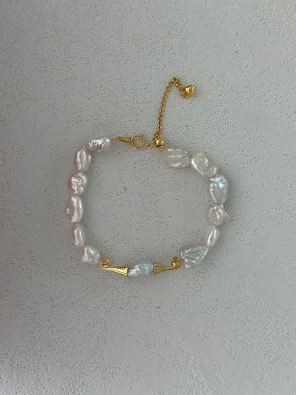 Close-up view of the 5cm extender chain, heart tag, and spring ring clasp on pearl bracelet.