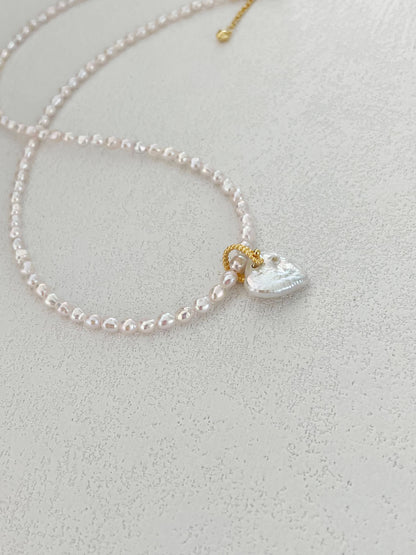 Detail of 18K gold plated silver adjustable extension chain for heart baroque pearl necklace