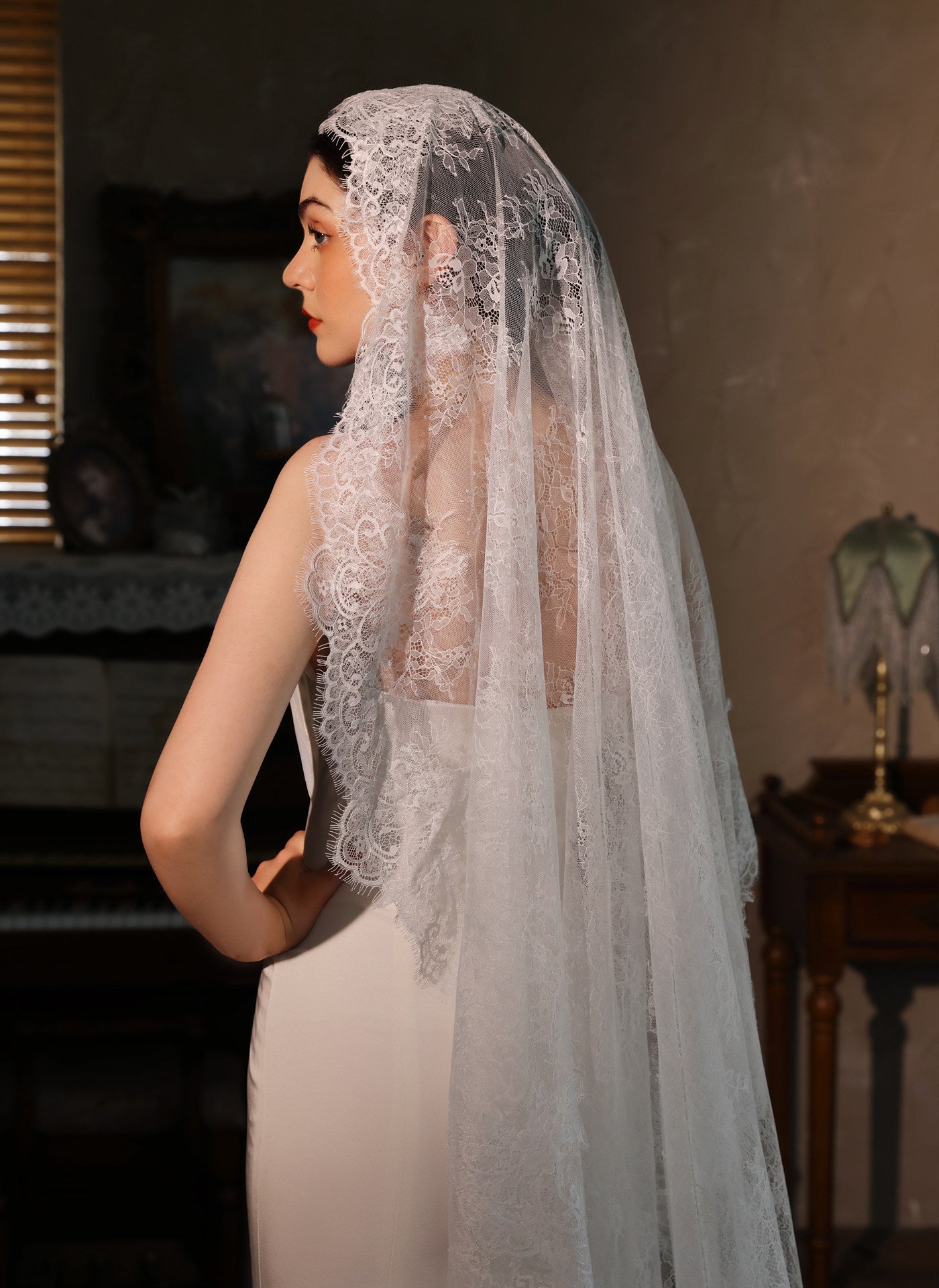 230x150cm vintage style all over lace single layer cathedral bridal veil in off-white