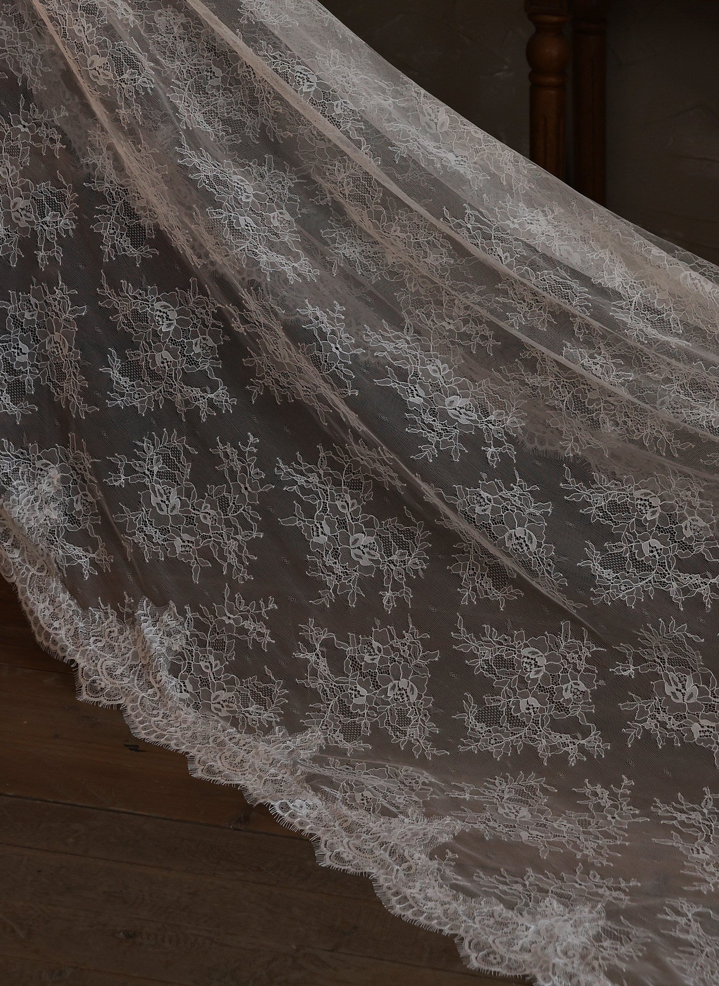 230x150cm vintage style all over lace single layer cathedral bridal veil in off-white