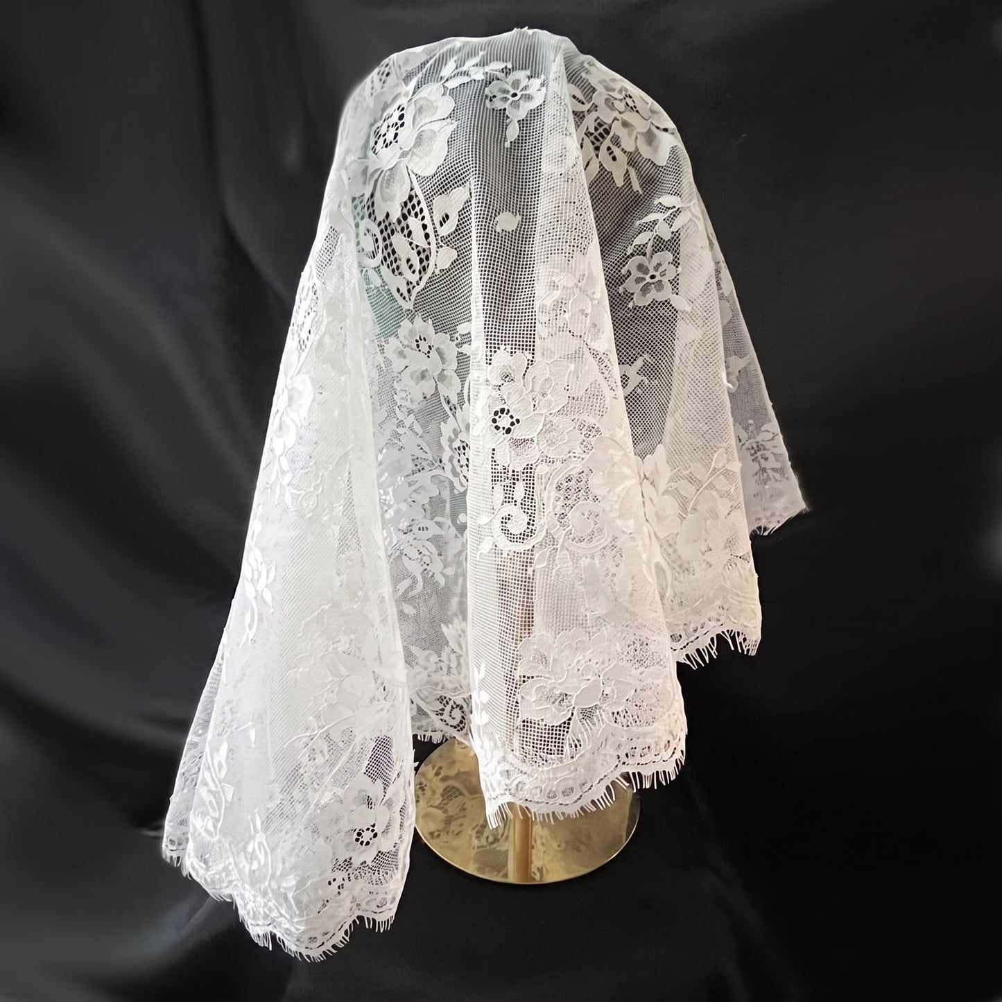 100cm vintage floral lace single-layer bridal veil with scalloped edges.