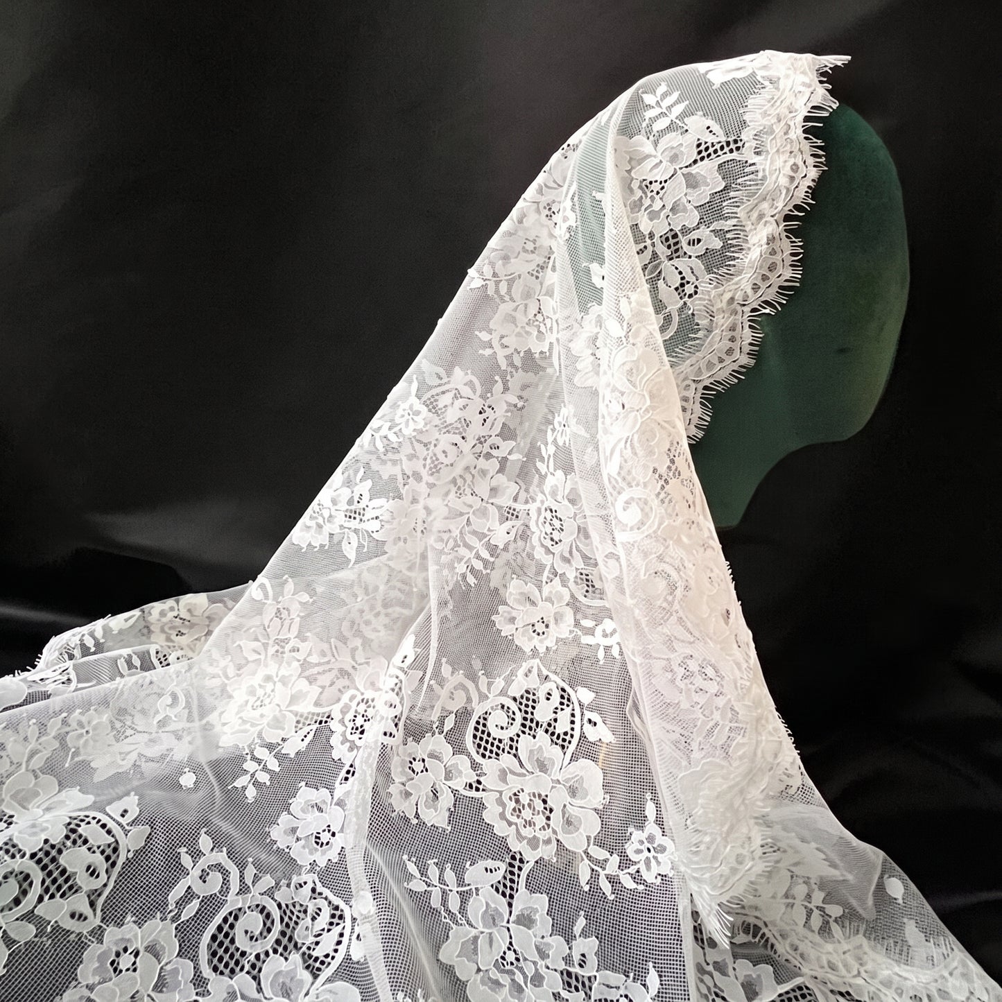 100cm vintage floral lace single-layer bridal veil with scalloped edges.