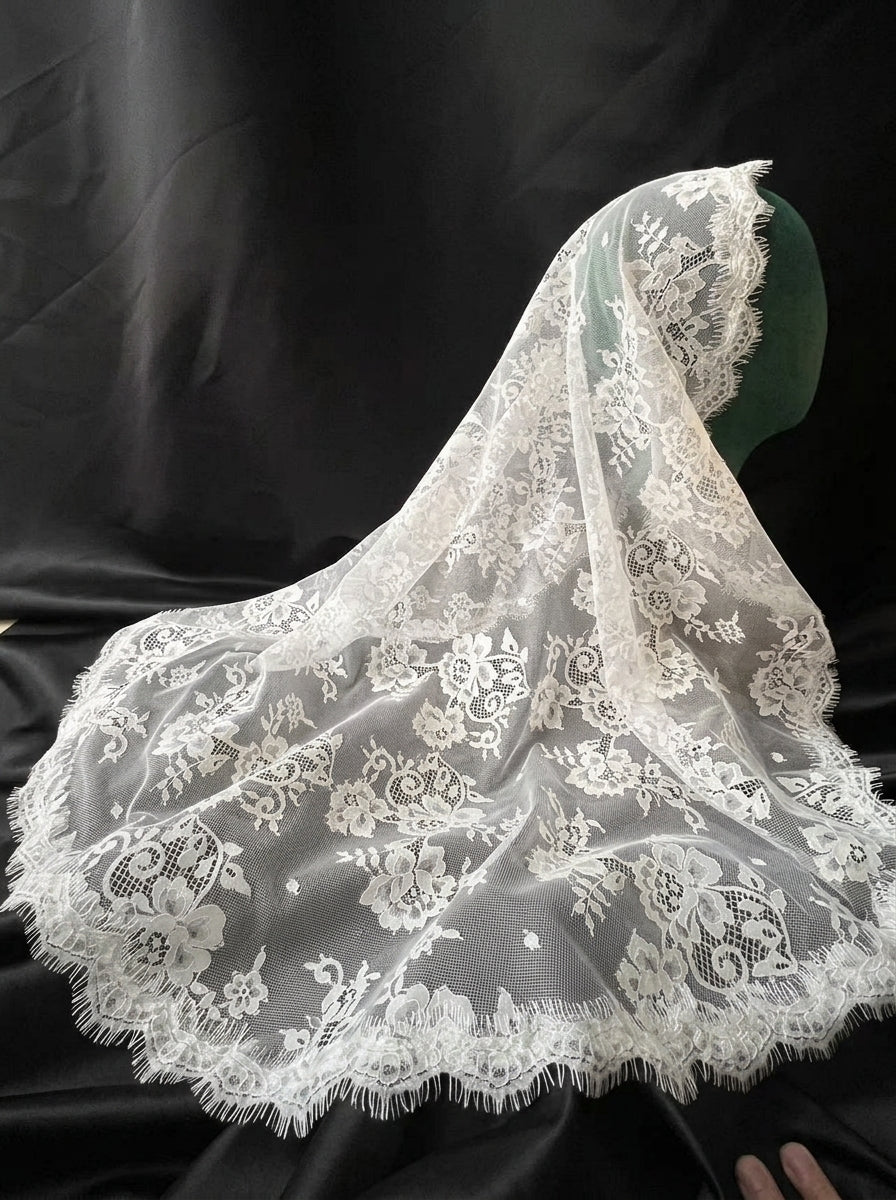 100cm vintage floral lace single-layer bridal veil with scalloped edges.