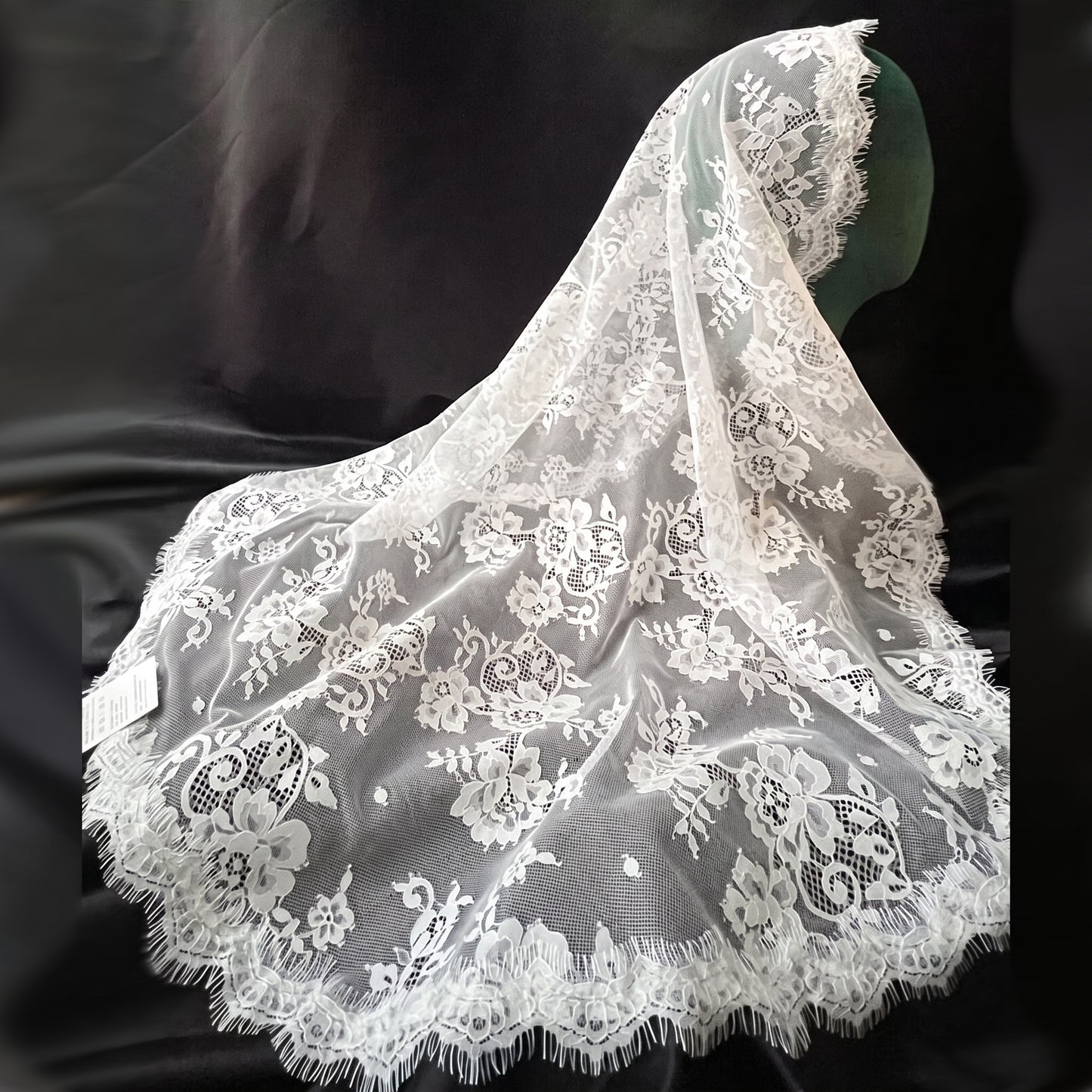 100cm vintage floral lace single-layer bridal veil with scalloped edges.