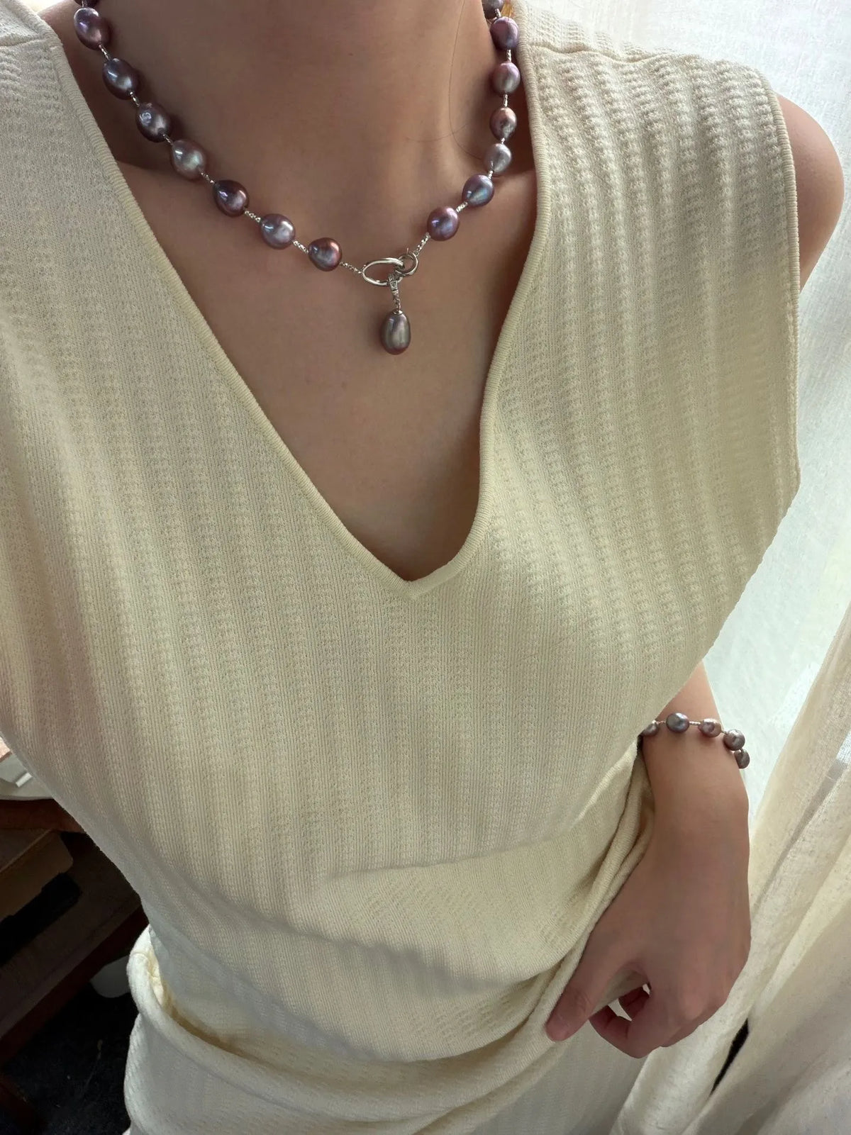 Model wearing 42cm deep violet-blue baroque pearl S925 sterling silver pendant necklace with matching bracelet.